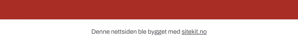 Nederste kant av en nettside på gratisplanen, med teksten «Denne nettsiden ble bygget med sitekit.no» sentrert under bunnteksten